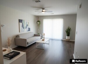 6439 Oaknut Dr in Houston, TX - Building Photo - Building Photo