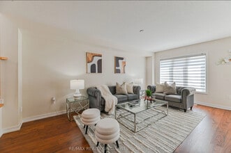 Stunning Townhouse In Stoney Creek in Hamilton, ON - Building Photo - Building Photo