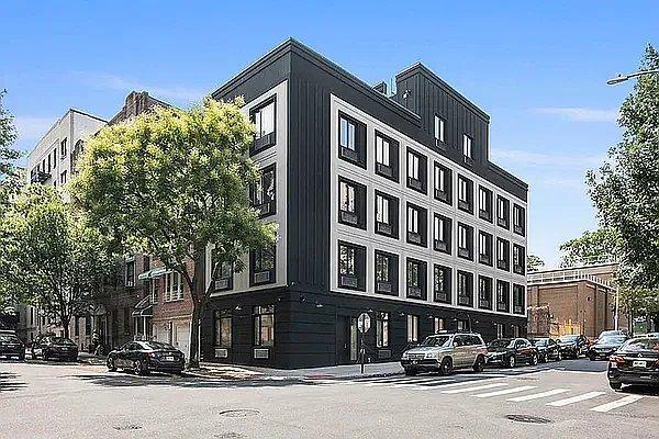 22 E 212th St in Bronx, NY - Building Photo