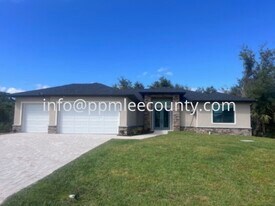 9379 Snapper Cir in Port Charlotte, FL - Building Photo