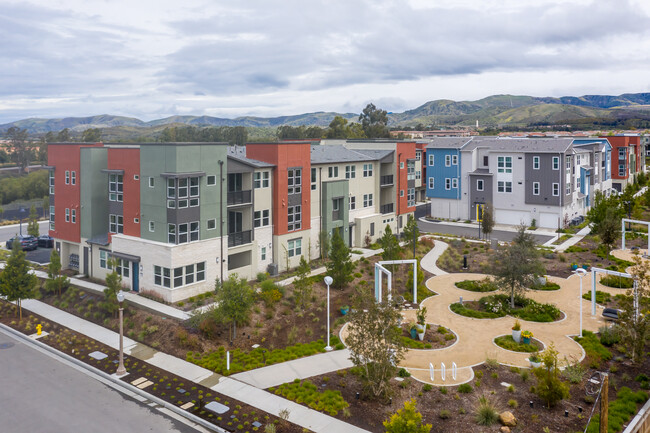 Revo at Novel Park in Irvine, CA - Foto de edificio - Building Photo