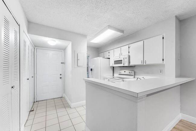 2230 N Cypress Bend Dr in Pompano Beach, FL - Building Photo - Building Photo