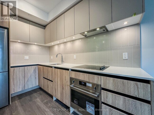 8 Beverley Glen Blvd in Vaughan, ON - Building Photo - Building Photo