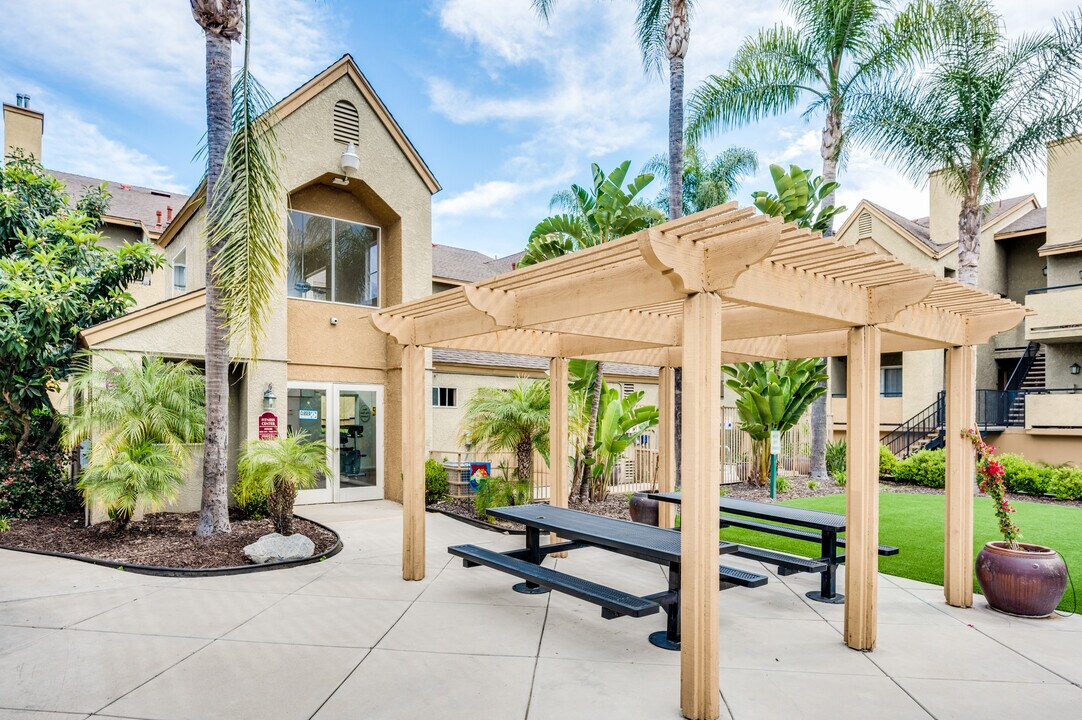 Sunset Ridge in Santa Ana, CA - Foto de edificio