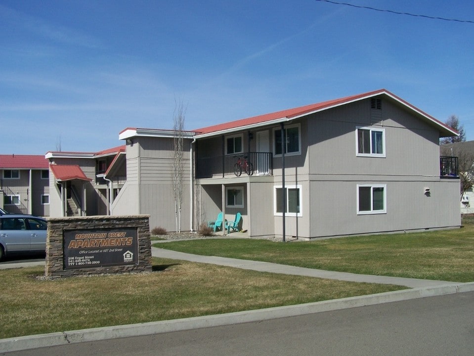 Mountain Crest Apartments in Enterprise, OR - Foto de edificio