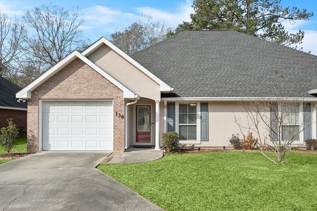 136 Southgate Dr in Ponchatoula, LA - Foto de edificio