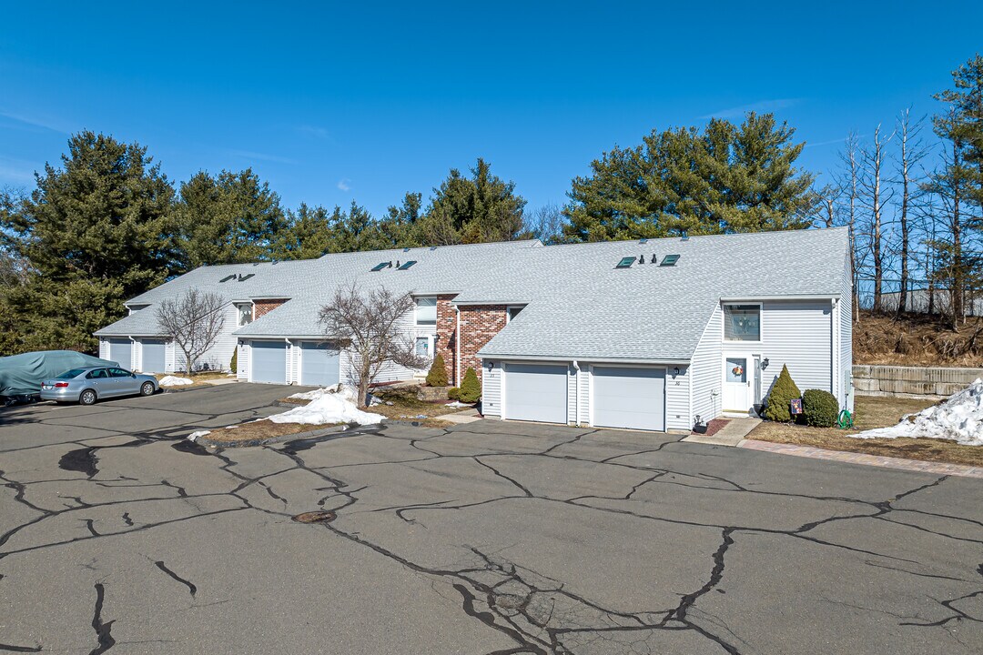 Lakeside Commons in Bristol, CT - Building Photo