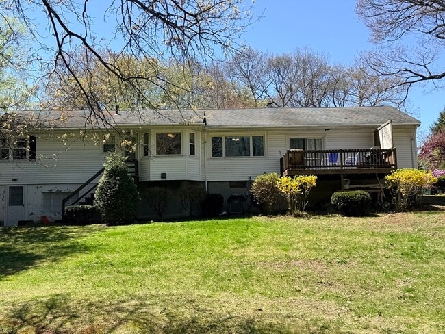 28 Robinhood Rd in Natick, MA - Building Photo - Building Photo