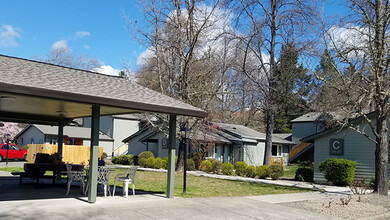 Z_Woodville Village in Rogue River, OR - Foto de edificio - Building Photo