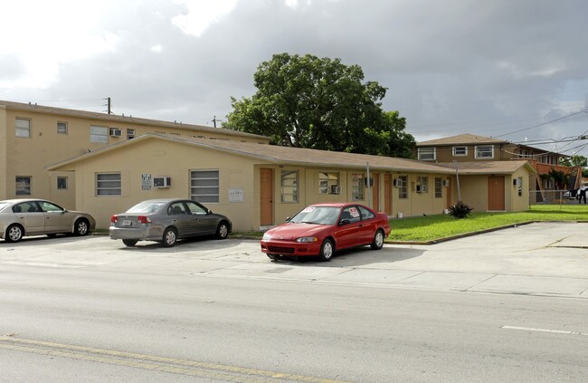 1420-1432 W 29th St in Hialeah, FL - Foto de edificio - Building Photo