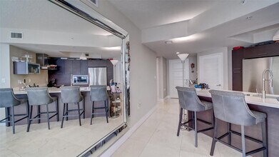 150 Sunny Isles Blvd, Unit 601 in Sunny Isles Beach, FL - Foto de edificio - Building Photo