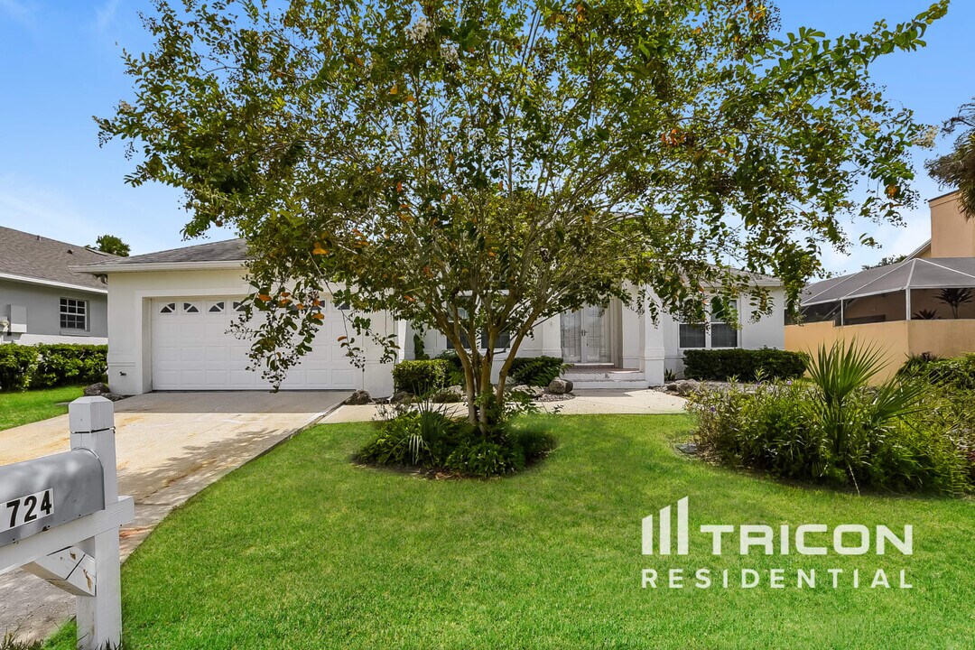 1724 Lake Marion Dr in Apopka, FL - Building Photo