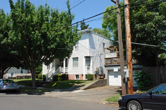 2831-2833 NE Couch St in Portland, OR - Foto de edificio - Building Photo