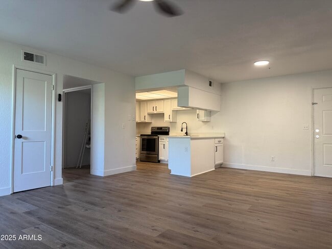 13211 North 21st Pl in Phoenix, AZ - Foto de edificio - Building Photo
