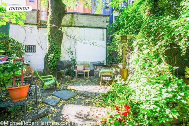 208 Avenue B in New York, NY - Building Photo - Building Photo