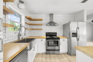 1203 Iowa Ave in Lynn Haven, FL - Building Photo