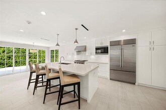 4380 Lake Rd in Miami, FL - Foto de edificio - Building Photo