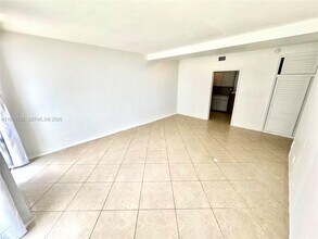 1430 Brickell Bay Dr in Miami, FL - Building Photo - Building Photo