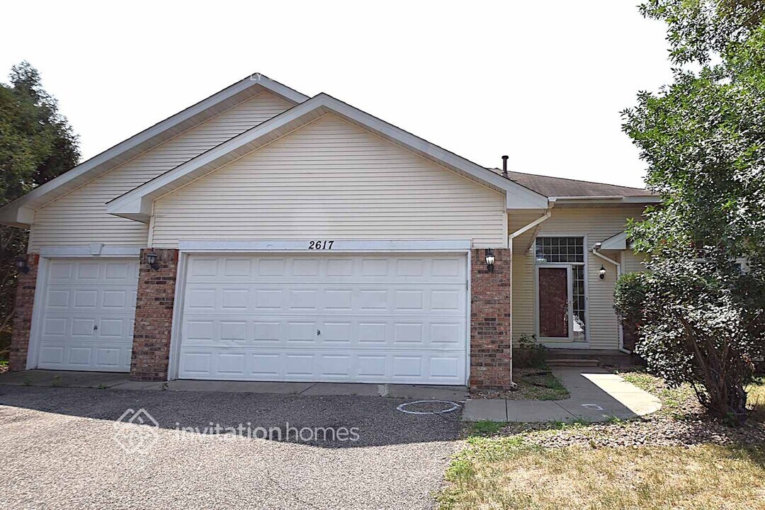 2617 Edinbrook Terrace in Minneapolis, MN - Building Photo