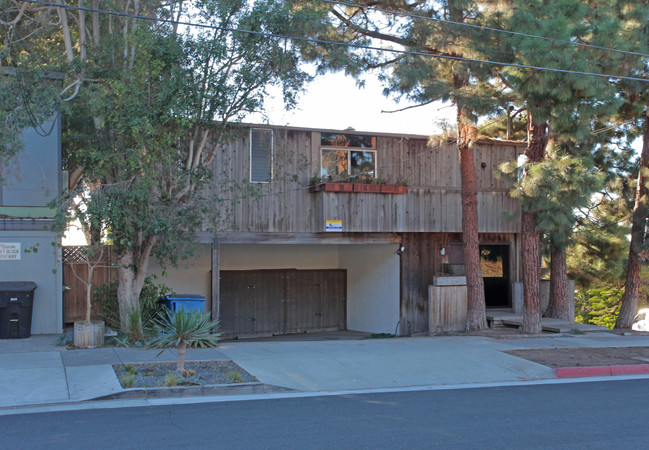 2428 Beverley Ave in Santa Monica, CA - Building Photo - Building Photo