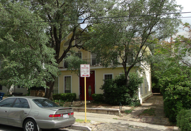 121 E Woodlawn Ave in San Antonio, TX - Building Photo - Building Photo