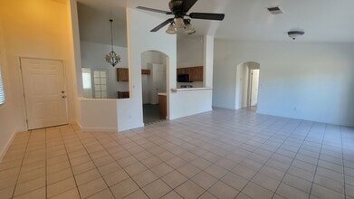 8315 Mossrock Dr in Bakersfield, CA - Building Photo - Building Photo