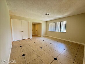 6121 Meadow Haven Ln in Las Vegas, NV - Building Photo - Building Photo