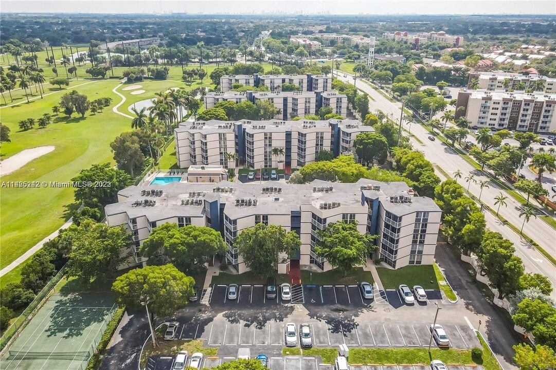 7125 NW 186th St, Unit #B304 in Hialeah, FL - Foto de edificio