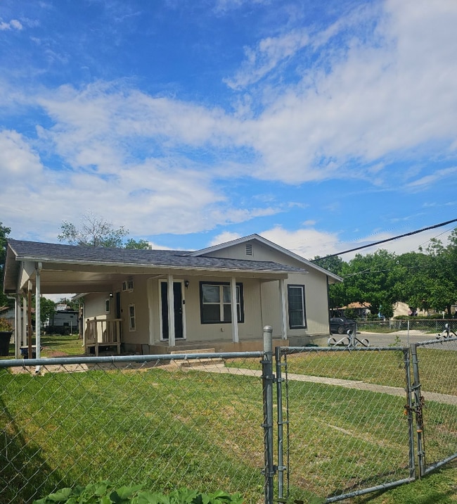 5003 Lark Ave in San Antonio, TX - Foto de edificio - Building Photo