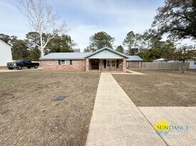 553 Lee Ave in Crestview, FL - Building Photo