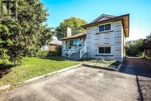 3261 Lawrence Ave E in Toronto, ON - Building Photo