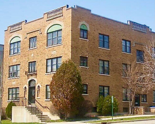 1720 E Newton Apartments in Shorewood, WI - Building Photo - Building Photo