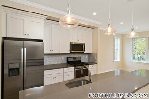 128 Roxbury St in Boston, MA - Building Photo