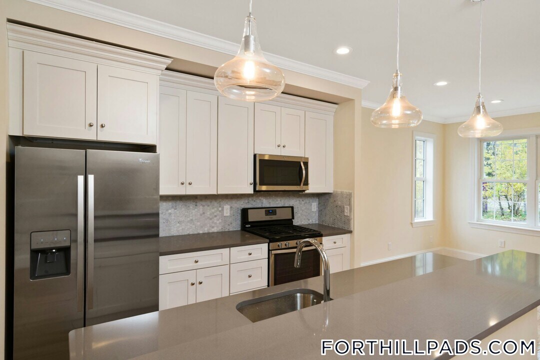 128 Roxbury St in Boston, MA - Building Photo