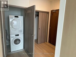 1 Concord Cityplace Wy in Toronto, ON - Building Photo - Building Photo