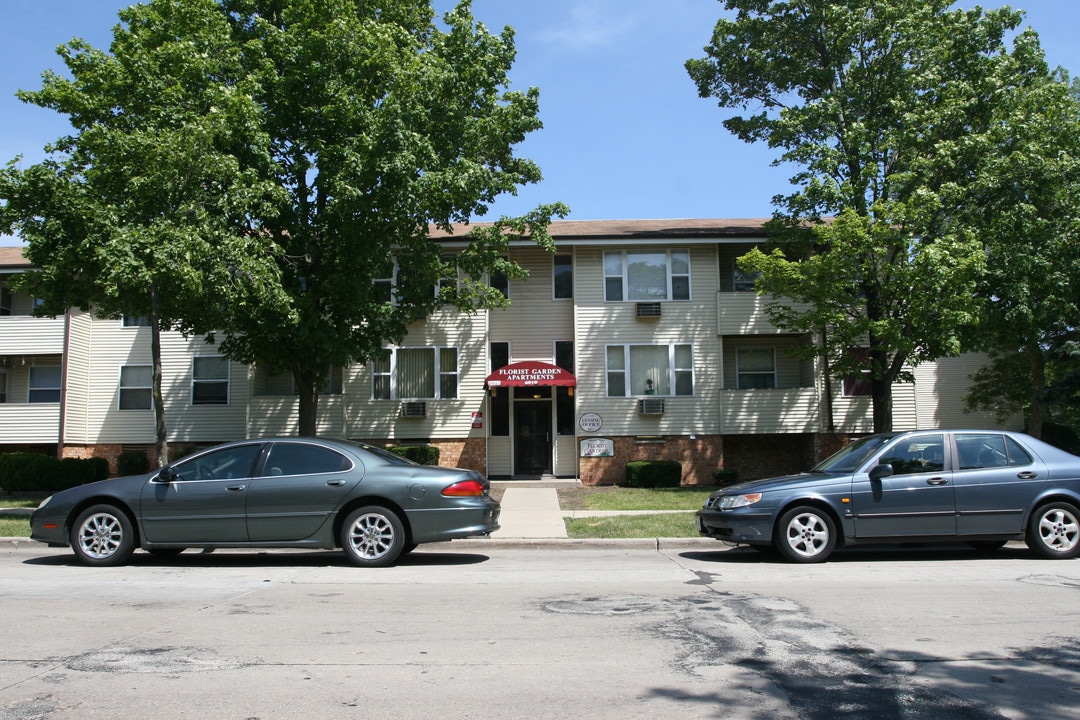 Florist Gardens in Milwaukee, WI - Foto de edificio