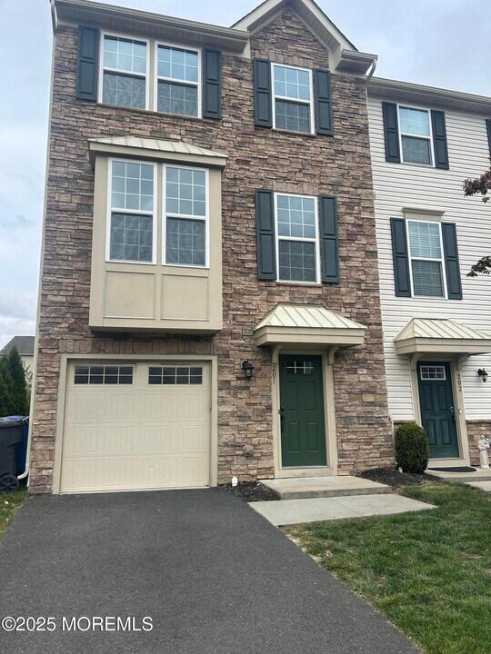 201 Rio Grande Dr in Toms River, NJ - Building Photo