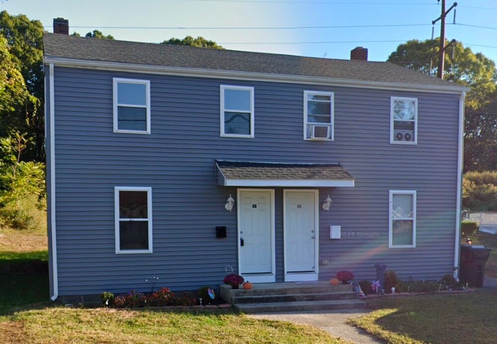 35 Ridgeview Cir, Unit 37 in New London, CT - Foto de edificio