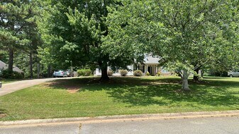 145 Candlewood Dr, Unit Room For Rent in Newnan, GA - Building Photo