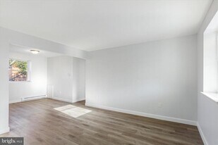 329 Buttonwood St in Norristown, PA - Building Photo