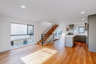 11508 Emelita St in Los Angeles, CA - Building Photo - Building Photo