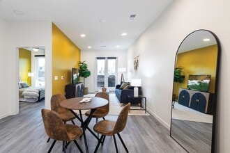 Nita Santa Fe in Denver, CO - Foto de edificio - Building Photo