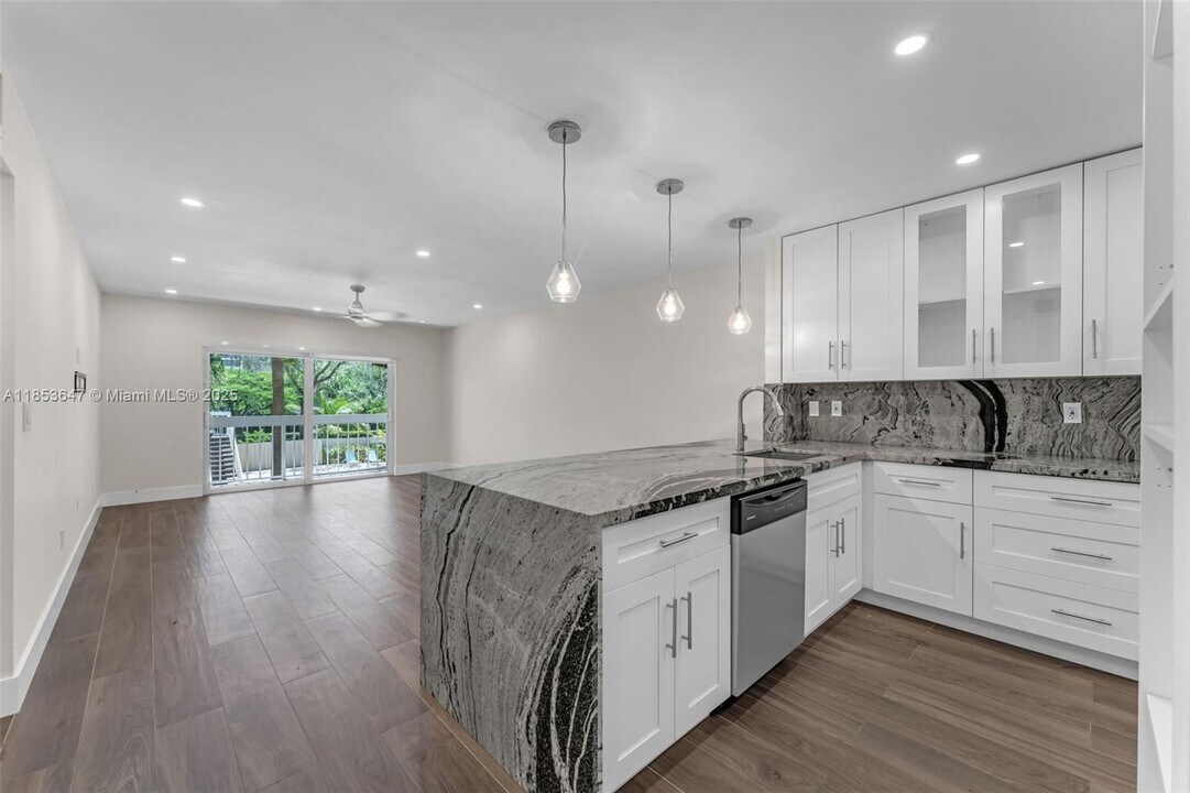 7707 Camino Real in Miami, FL - Building Photo