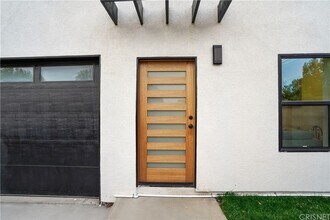 18060 W Oxnard St in Encino, CA - Building Photo - Building Photo