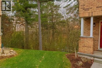 15 Bannister Ct in Cambridge, ON - Building Photo - Building Photo