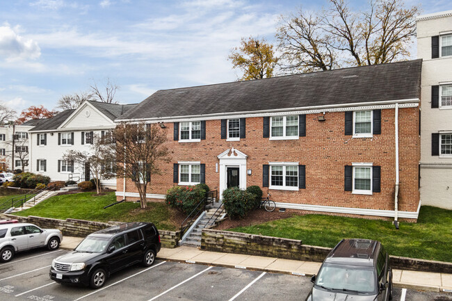 Eaton Square in Alexandria, VA - Building Photo - Building Photo