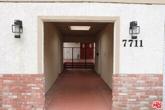 7711 W 82nd St in Los Angeles, CA - Building Photo - Building Photo