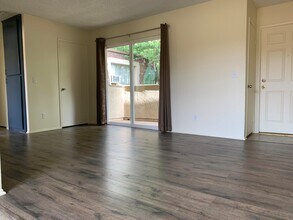 16481 Waterway Cir, Unit C in Huntington Beach, CA - Foto de edificio - Building Photo