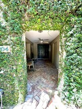 6204 Paradise Point Dr in Palmetto Bay, FL - Building Photo - Building Photo