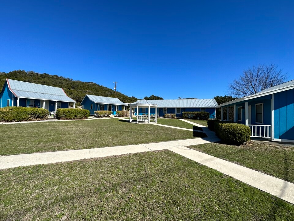1010 Rockmoor in Canyon Lake, TX - Foto de edificio